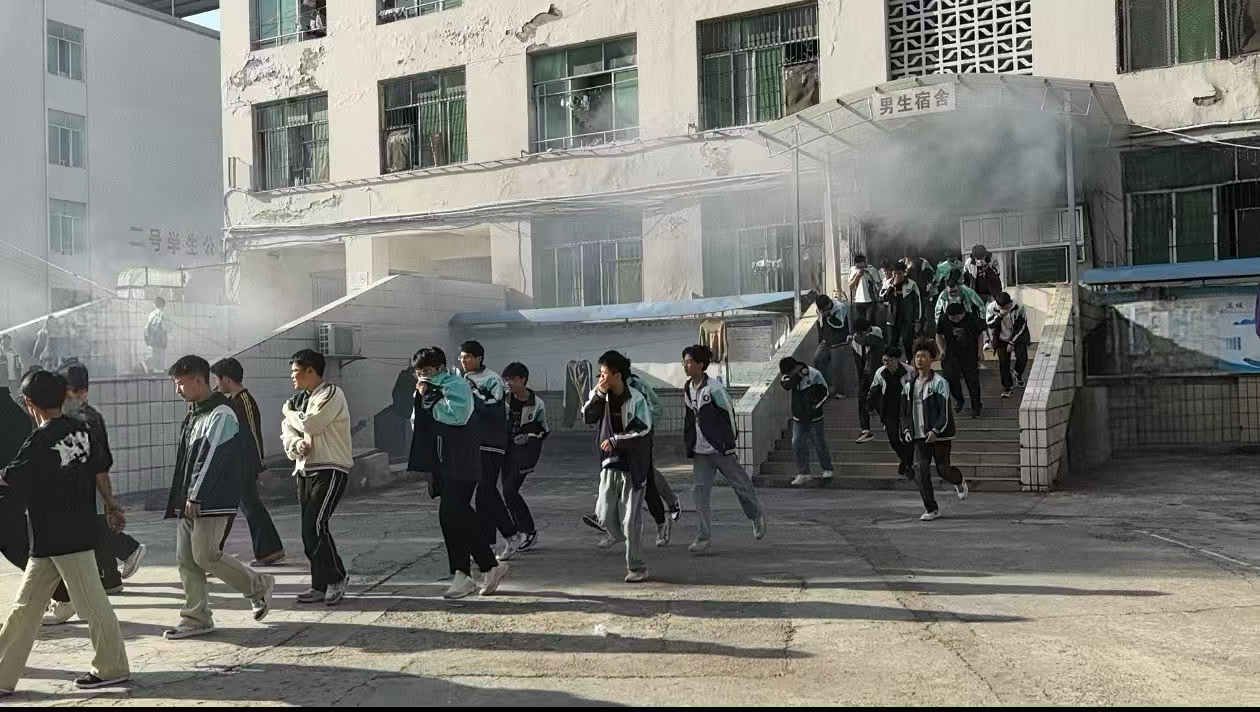 预防为主防消结合 ——大英县育才中学 县中职校消防应急疏散演练活动